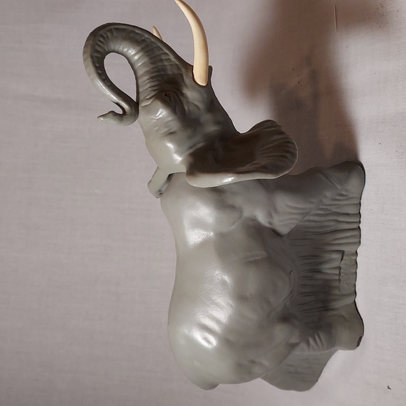 Vintage Elephant Majestic Avon Collectible in Original Box - Picture 3 of 9